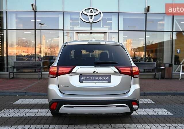 Серый Мицубиси Аутлендер, объемом двигателя 2 л и пробегом 92 тыс. км за 17981 $, фото 3 на Automoto.ua