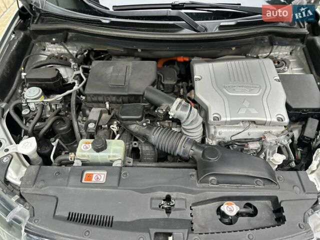 Серый Мицубиси Аутлендер, объемом двигателя 2 л и пробегом 80 тыс. км за 21800 $, фото 29 на Automoto.ua