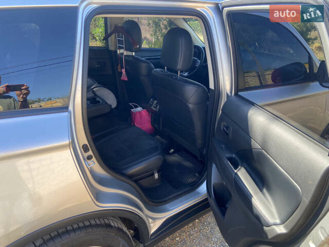 Серый Мицубиси Аутлендер, объемом двигателя 2.36 л и пробегом 135 тыс. км за 19200 $, фото 17 на Automoto.ua