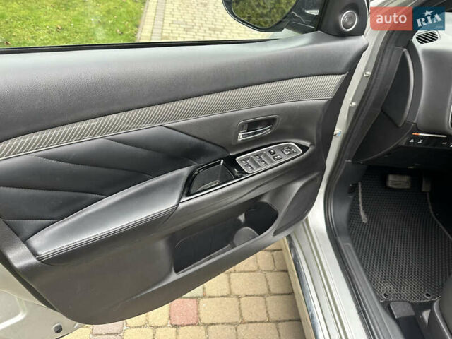 Серый Мицубиси Аутлендер, объемом двигателя 2 л и пробегом 80 тыс. км за 21800 $, фото 13 на Automoto.ua