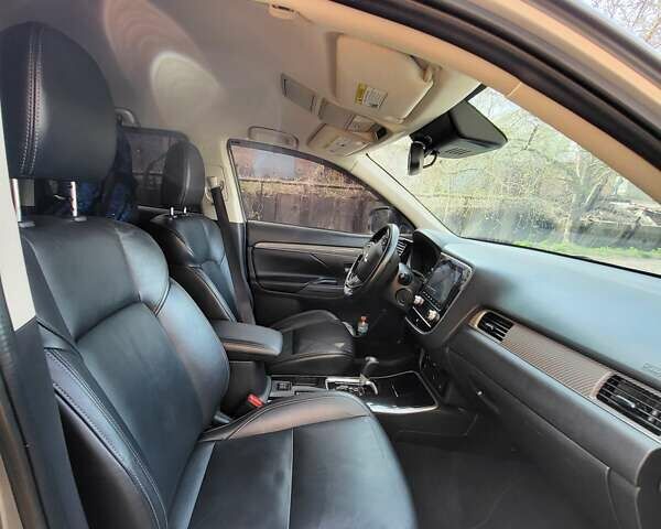 Серый Мицубиси Аутлендер, объемом двигателя 2.36 л и пробегом 125 тыс. км за 15500 $, фото 7 на Automoto.ua