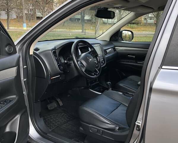 Серый Мицубиси Аутлендер, объемом двигателя 2.36 л и пробегом 155 тыс. км за 17500 $, фото 8 на Automoto.ua