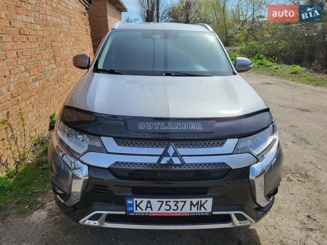 Серый Мицубиси Аутлендер, объемом двигателя 2.36 л и пробегом 125 тыс. км за 15500 $, фото 2 на Automoto.ua