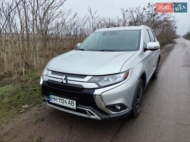 Серый Мицубиси Аутлендер, объемом двигателя 2.36 л и пробегом 101 тыс. км за 16400 $, фото 2 на Automoto.ua