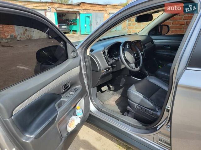 Серый Мицубиси Аутлендер, объемом двигателя 2.36 л и пробегом 125 тыс. км за 15500 $, фото 6 на Automoto.ua