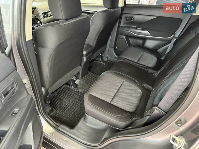 Серый Мицубиси Аутлендер, объемом двигателя 2 л и пробегом 137 тыс. км за 16500 $, фото 14 на Automoto.ua