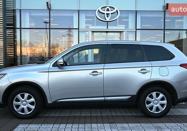 Серый Мицубиси Аутлендер, объемом двигателя 2 л и пробегом 92 тыс. км за 17981 $, фото 2 на Automoto.ua