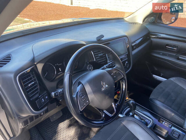 Серый Мицубиси Аутлендер, объемом двигателя 2.36 л и пробегом 135 тыс. км за 19200 $, фото 25 на Automoto.ua