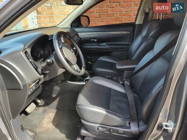Серый Мицубиси Аутлендер, объемом двигателя 2.36 л и пробегом 125 тыс. км за 15500 $, фото 5 на Automoto.ua