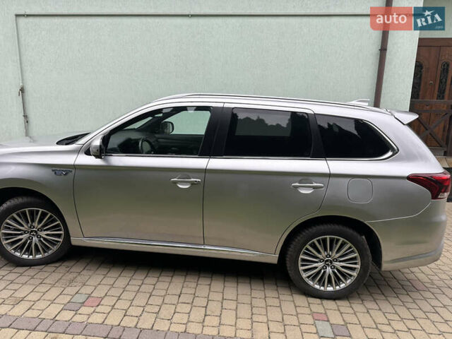 Серый Мицубиси Аутлендер, объемом двигателя 2 л и пробегом 80 тыс. км за 21800 $, фото 5 на Automoto.ua