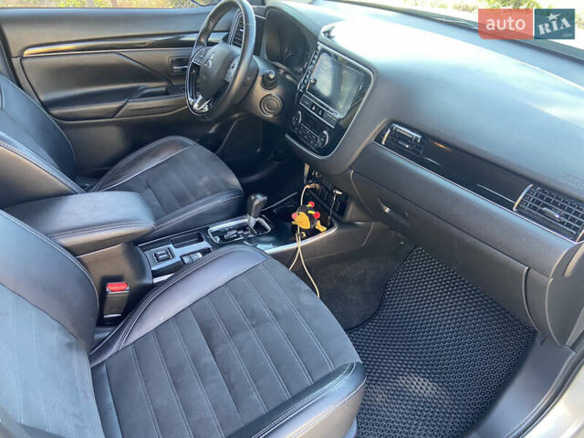 Серый Мицубиси Аутлендер, объемом двигателя 2.36 л и пробегом 135 тыс. км за 19200 $, фото 19 на Automoto.ua