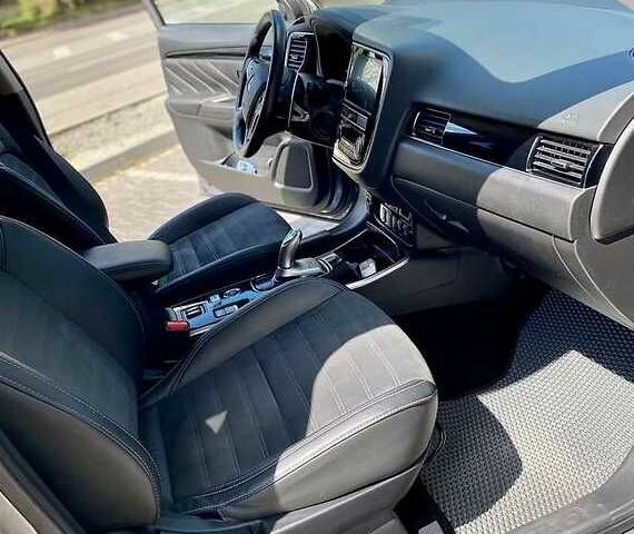 Сірий Міцубісі Аутлендер, об'ємом двигуна 2 л та пробігом 81 тис. км за 21000 $, фото 3 на Automoto.ua