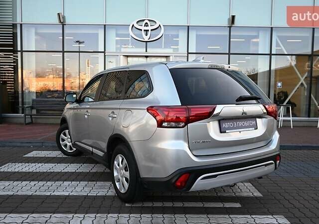 Серый Мицубиси Аутлендер, объемом двигателя 2 л и пробегом 92 тыс. км за 17981 $, фото 1 на Automoto.ua