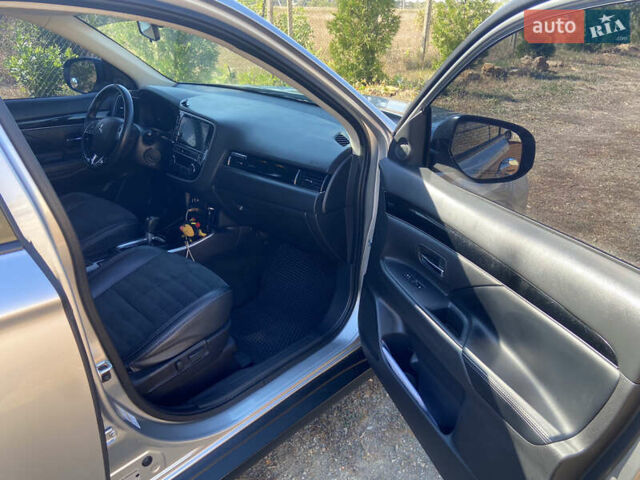 Серый Мицубиси Аутлендер, объемом двигателя 2.36 л и пробегом 135 тыс. км за 19200 $, фото 18 на Automoto.ua