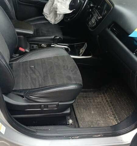 Серый Мицубиси Аутлендер, объемом двигателя 2.35 л и пробегом 100 тыс. км за 5500 $, фото 2 на Automoto.ua