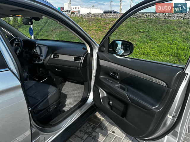 Серый Мицубиси Аутлендер, объемом двигателя 2.36 л и пробегом 130 тыс. км за 15900 $, фото 17 на Automoto.ua