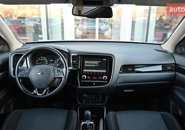 Серый Мицубиси Аутлендер, объемом двигателя 2 л и пробегом 92 тыс. км за 17981 $, фото 7 на Automoto.ua
