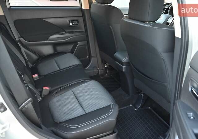 Серый Мицубиси Аутлендер, объемом двигателя 2 л и пробегом 92 тыс. км за 17981 $, фото 6 на Automoto.ua