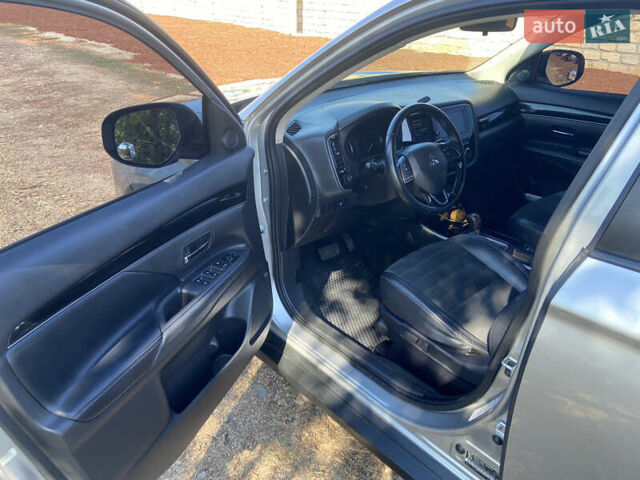 Серый Мицубиси Аутлендер, объемом двигателя 2.36 л и пробегом 135 тыс. км за 19200 $, фото 21 на Automoto.ua