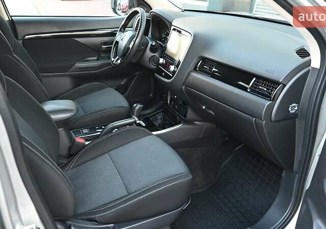 Серый Мицубиси Аутлендер, объемом двигателя 2 л и пробегом 92 тыс. км за 17981 $, фото 5 на Automoto.ua