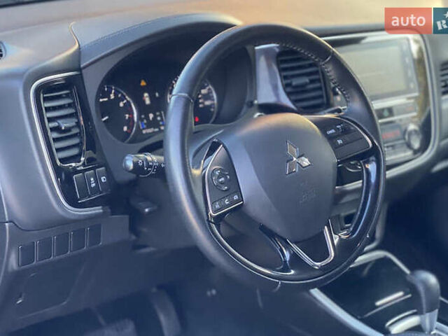 Серый Мицубиси Аутлендер, объемом двигателя 2.4 л и пробегом 133 тыс. км за 16000 $, фото 3 на Automoto.ua