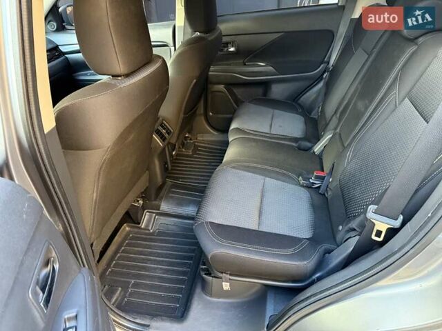 Серый Мицубиси Аутлендер, объемом двигателя 2.36 л и пробегом 136 тыс. км за 14900 $, фото 13 на Automoto.ua