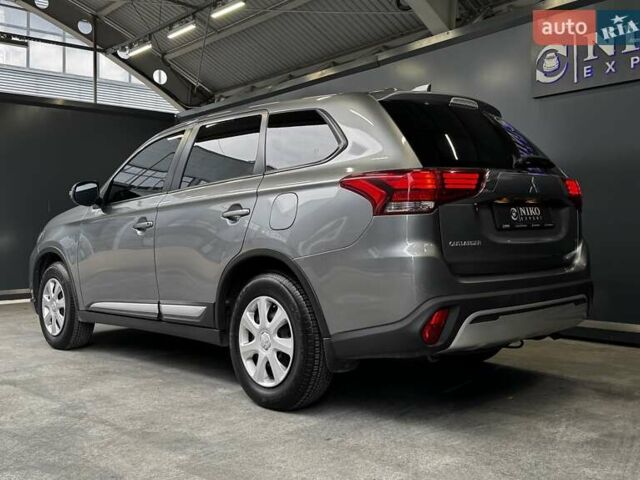 Серый Мицубиси Аутлендер, объемом двигателя 2 л и пробегом 91 тыс. км за 19000 $, фото 2 на Automoto.ua