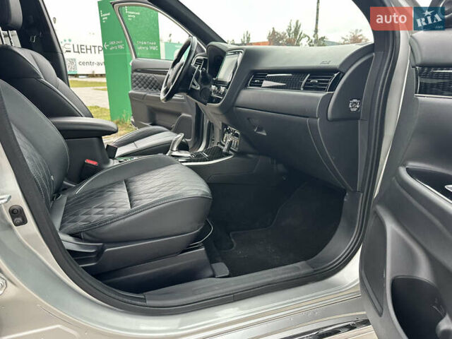 Сірий Міцубісі Аутлендер, об'ємом двигуна 2.36 л та пробігом 179 тис. км за 24950 $, фото 35 на Automoto.ua