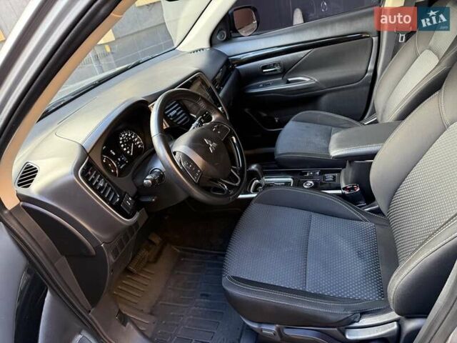 Серый Мицубиси Аутлендер, объемом двигателя 2.36 л и пробегом 136 тыс. км за 15000 $, фото 7 на Automoto.ua