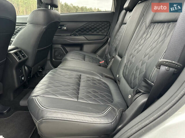 Сірий Міцубісі Аутлендер, об'ємом двигуна 2.36 л та пробігом 179 тис. км за 24950 $, фото 20 на Automoto.ua