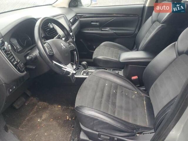 Серый Мицубиси Аутлендер, объемом двигателя 2.36 л и пробегом 112 тыс. км за 2900 $, фото 6 на Automoto.ua