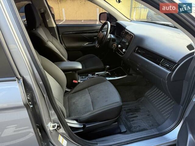 Серый Мицубиси Аутлендер, объемом двигателя 2.36 л и пробегом 136 тыс. км за 15000 $, фото 10 на Automoto.ua