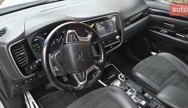 Серый Мицубиси Аутлендер, объемом двигателя 2.4 л и пробегом 174 тыс. км за 27300 $, фото 7 на Automoto.ua