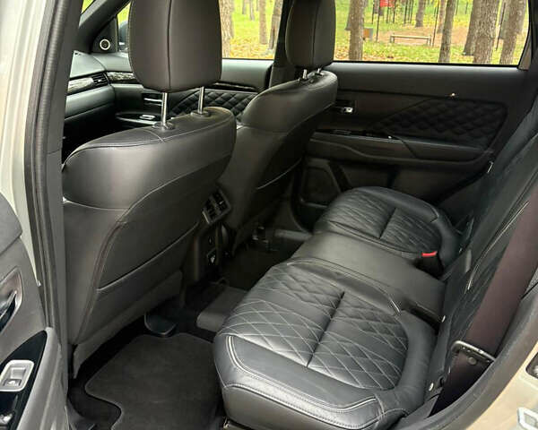 Серый Мицубиси Аутлендер, объемом двигателя 2.36 л и пробегом 179 тыс. км за 24900 $, фото 9 на Automoto.ua