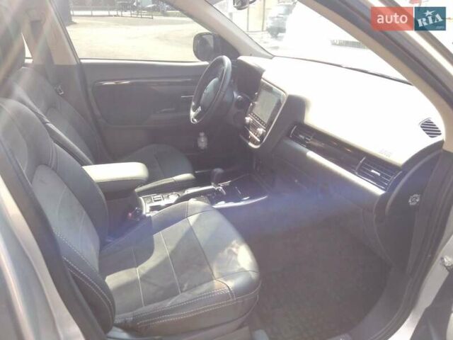 Серый Мицубиси Аутлендер, объемом двигателя 2 л и пробегом 32 тыс. км за 21000 $, фото 7 на Automoto.ua