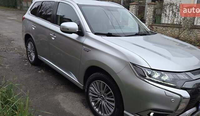 Серый Мицубиси Аутлендер, объемом двигателя 2.4 л и пробегом 174 тыс. км за 27300 $, фото 2 на Automoto.ua