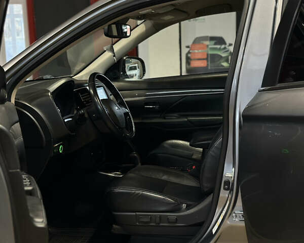 Серый Мицубиси Аутлендер, объемом двигателя 2.36 л и пробегом 130 тыс. км за 17300 $, фото 4 на Automoto.ua