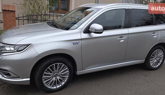 Серый Мицубиси Аутлендер, объемом двигателя 2.4 л и пробегом 174 тыс. км за 27300 $, фото 1 на Automoto.ua