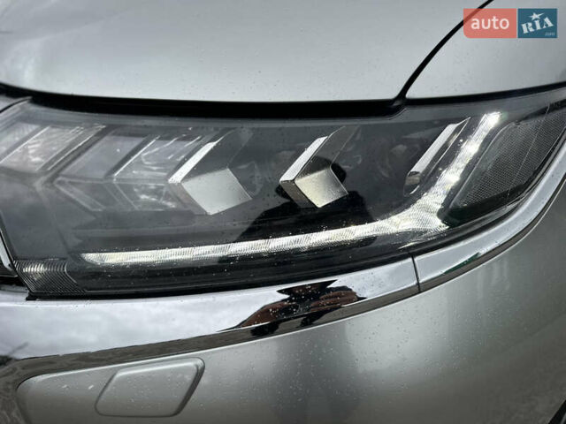 Сірий Міцубісі Аутлендер, об'ємом двигуна 2.36 л та пробігом 179 тис. км за 24950 $, фото 11 на Automoto.ua