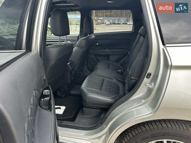 Сірий Міцубісі Аутлендер, об'ємом двигуна 2.36 л та пробігом 179 тис. км за 24950 $, фото 19 на Automoto.ua