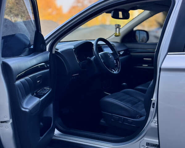 Міцубісі Аутлендер 2020 у Дніпро (Дніпропетровську) на Automoto.ua Сірий Міцубісі Аутлендер, об'ємом двигуна 2.36 л та пробігом 29 тис. км за 25500 $, фото 24 на Automoto.ua