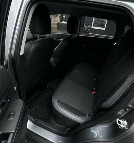 Серый Мицубиси Аутлендер, объемом двигателя 2 л и пробегом 70 тыс. км за 16899 $, фото 26 на Automoto.ua