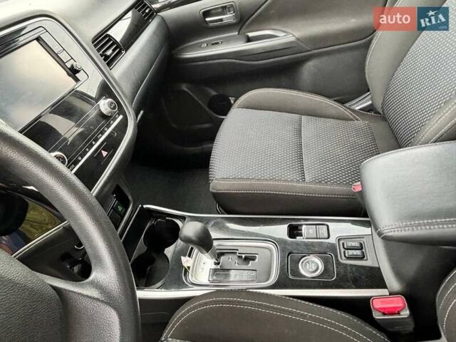 Сірий Міцубісі Аутлендер, об'ємом двигуна 2.36 л та пробігом 91 тис. км за 21150 $, фото 20 на Automoto.ua