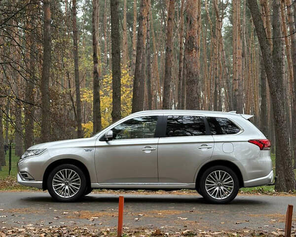 Серый Мицубиси Аутлендер, объемом двигателя 2.36 л и пробегом 179 тыс. км за 24900 $, фото 1 на Automoto.ua