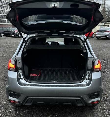 Серый Мицубиси Аутлендер, объемом двигателя 2 л и пробегом 70 тыс. км за 16899 $, фото 6 на Automoto.ua