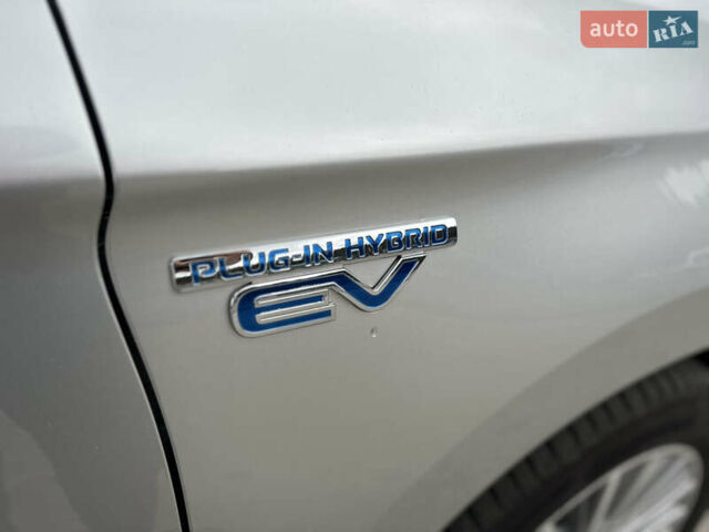 Сірий Міцубісі Аутлендер, об'ємом двигуна 2.36 л та пробігом 179 тис. км за 24950 $, фото 4 на Automoto.ua