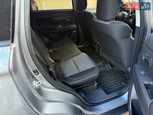 Серый Мицубиси Аутлендер, объемом двигателя 2.36 л и пробегом 136 тыс. км за 15000 $, фото 9 на Automoto.ua