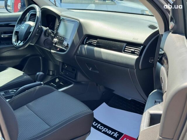 Серый Мицубиси Аутлендер, объемом двигателя 2 л и пробегом 58 тыс. км за 21790 $, фото 14 на Automoto.ua