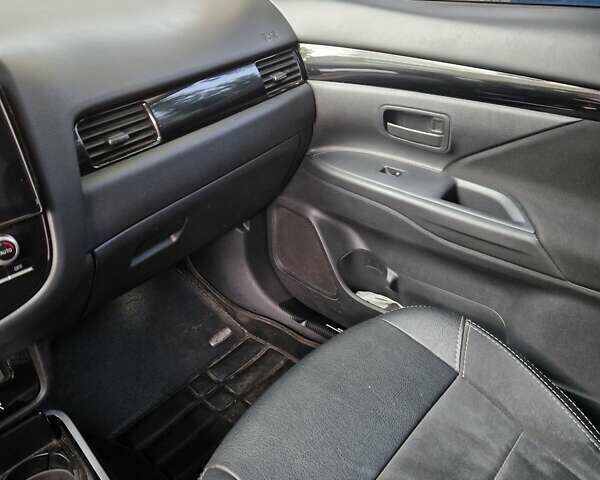 Серый Мицубиси Аутлендер, объемом двигателя 2 л и пробегом 150 тыс. км за 19000 $, фото 6 на Automoto.ua