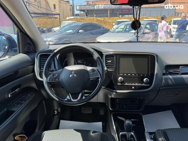 Серый Мицубиси Аутлендер, объемом двигателя 2 л и пробегом 58 тыс. км за 21790 $, фото 15 на Automoto.ua